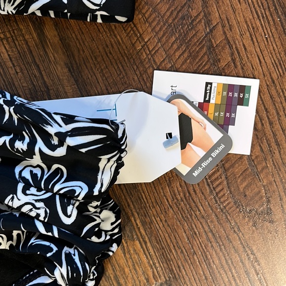 Time and Tru 2-Piece Women’s Black/White Floral Print Bikini Swimsuit Size 3X - Picture 12 of 12